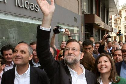 Francisco Camps, Mariano Rajoy y Mercedes Alonso saludan a los ilicitanos.