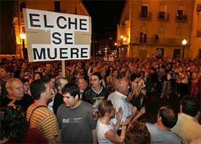 Manifestación de anoche frente al Ayuntamiento de Elche en protesta por la competencia del calzado chino.