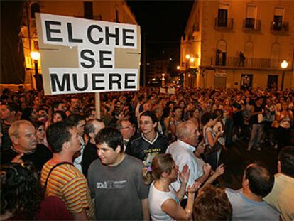 Manifestación de anoche frente al Ayuntamiento de Elche en protesta por la competencia del calzado chino.