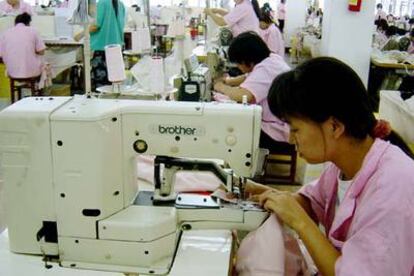 Trabajadoras chinas cosen en una factoría textil en Shenzhen (China).
