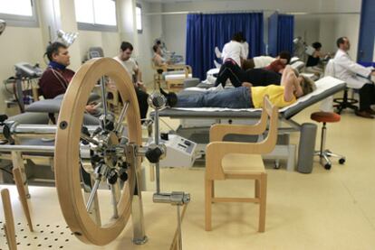 Sesión de rehabilitación en un centro de salud de Castellón.