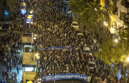 Miles de manifestantes reivindican una financiaci&oacute;n auton&oacute;mica justa para los valencianos. 