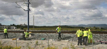 Operarios trabajando en una vía de tren.