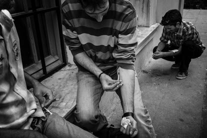 Drogadictos se inyectan heroína en las calles de Atenas.