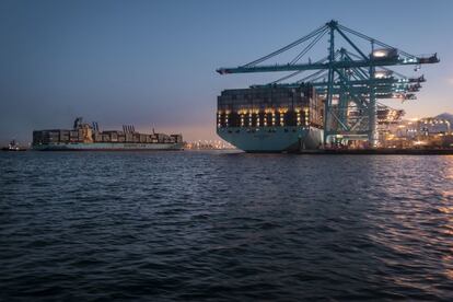 Amanecer en el puerto de Algeciras. En el muelle, un portacontenedores Triple E, de la compañía Maersk, los más grandes del mundo, con capacidad para transportar 18.000 contenedores. Tardan en torno a 20 días desde China hasta estas aguas.