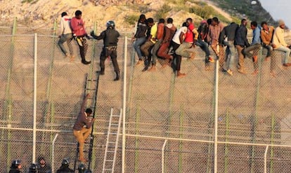 Un grupo de inmigrantes intentan saltar la valla de Melilla el pasado 22 de octubre.