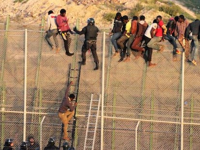 Un grupo de inmigrantes intentan saltar la valla de Melilla el pasado 22 de octubre.