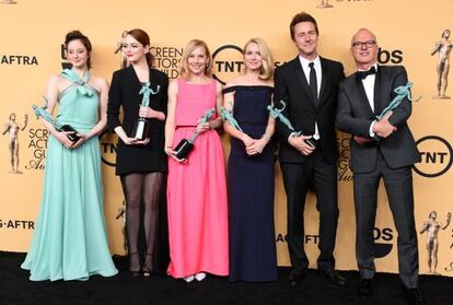 Andrea Riseborough, Emma Stone, Amy Ryan, Naomi Watts, Edward Norton y Michael Keaton posan con el galard&oacute;n a mejor reparto en la gala del Sindicato de Actores.