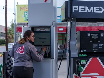 Una trabajadora en una gasolinera en Ciudad Juárez (Chihuahua).