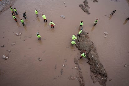 Miembros de la Unidad Militar de Emergencia UME realizan tareas de búsqueda en el barranco del Poyo, a la altura la localidad valenciana de Catarroja, el viernes.