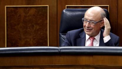 El ministro de Hacienda, Cristóbal Montoro, durante el debate de los Presupuestos Generales del Estado para 2018, este martes. 