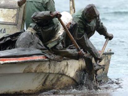 Dos voluntarios recogen fuel en las islas Cíes (Vigo).