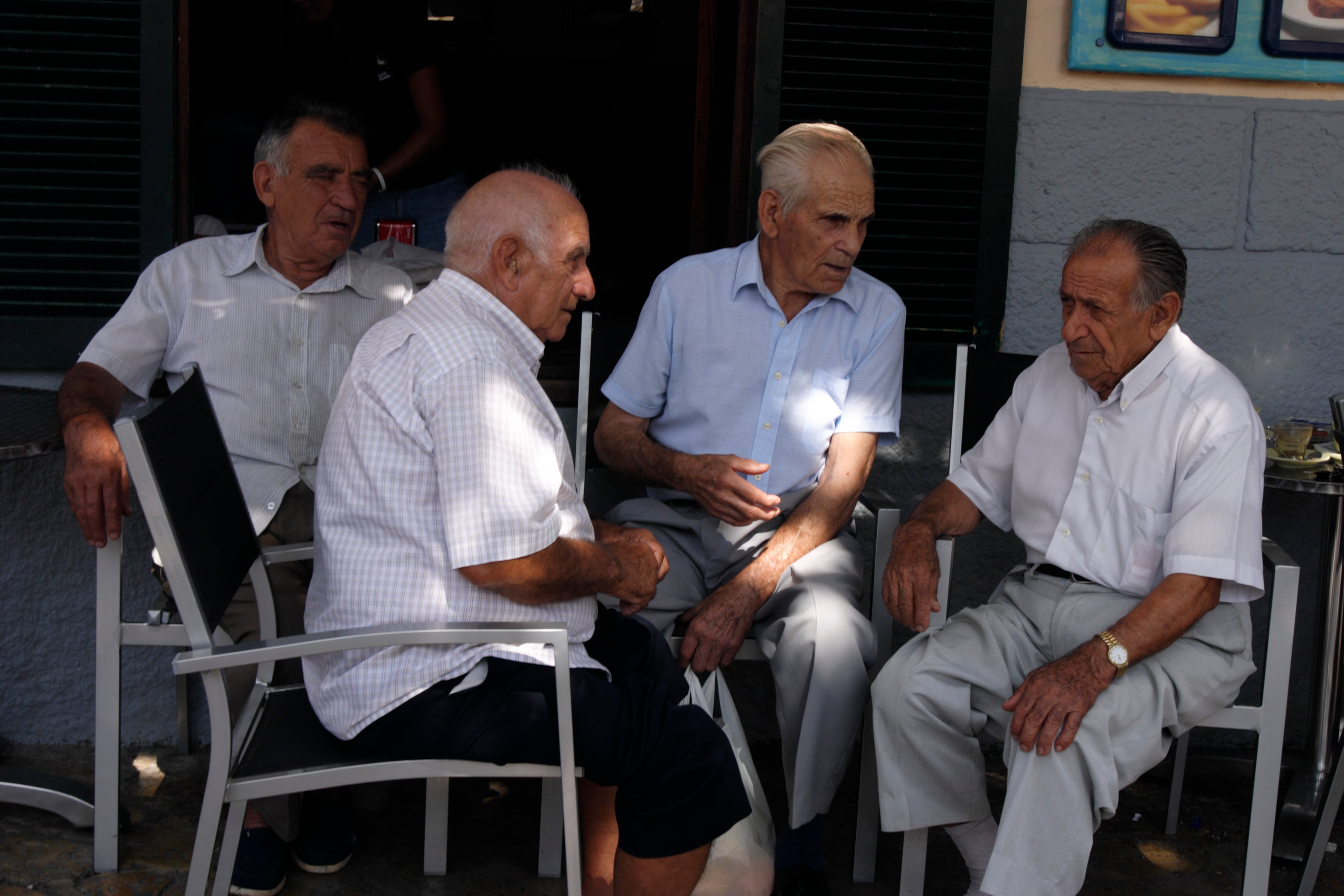 Un grupo de hombres en una terraza de un bar en Pollensa, en Mallorca.