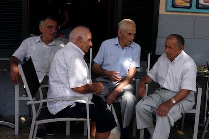 Un grupo de jubilados charla en la terraza de un bar en Pollensa, Mallorca.