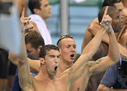 Michael Phelps celebra su medalla de oro en la prueba de los 4x100 libres