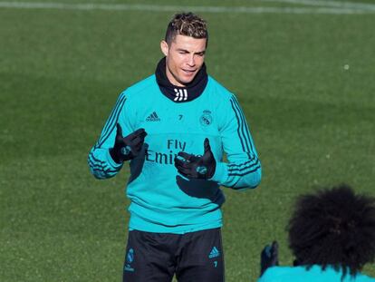 Cristiano Ronaldo bromea con Marcelo en el entrenamiento de este mi&eacute;rcoles. 