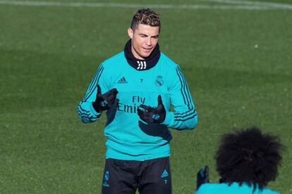 Cristiano Ronaldo bromea con Marcelo en el entrenamiento de este mi&eacute;rcoles. 