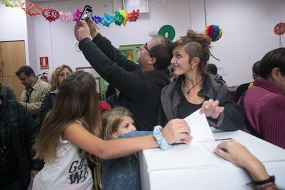 Una familia se hace un selfi mientras deposita su voto en una de las urnas de la escuela Proa de Barcelona, el 9 de noviembre de 2014.
