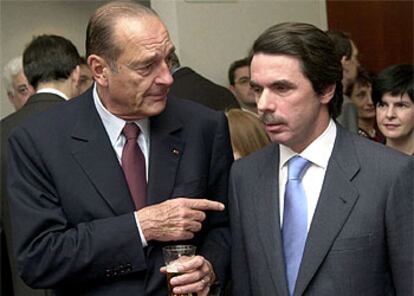 Aznar charla con Chirac, ayer en Bruselas.