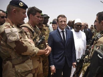 El presidente francés Emmanuel Macron saluda a tropas francesas en Malí, en 2017.