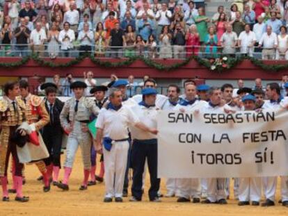 Los seis toreros que ayer cerraron la Semana Grande se unieron a la reivindicación de la plaza por la continuidad de la fiesta en Illunbe. 