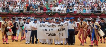 Los seis toreros que ayer cerraron la Semana Grande se unieron a la reivindicación de la plaza por la continuidad de la fiesta en Illunbe. 