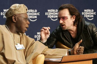 El presidente de Nigeria, Olusgun Obasanjo, conversa con Bono durante la sesión 'Los siguientes pasos por África' en el Foro Económico Mundial en Davos (Suiza), en enero de 2006.