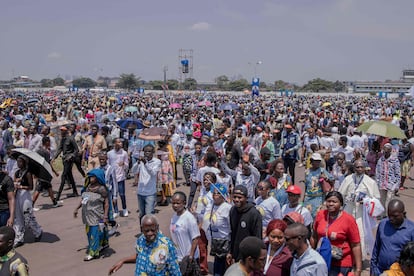 Fieles salen después de la misa papal en la ciudad de Kinsasa, este miércoles.