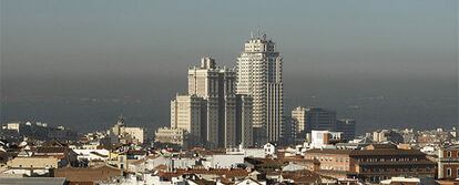 Vista parcial de Madrid desde la Plaza de Colón tomada hoy en la que se aprecia la suciedad de la atmósfera.