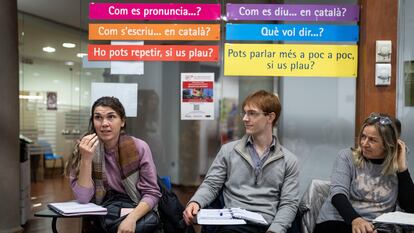 Clases de catalán para adultos en un centro del Consorcio para la Normalización Lingüística, en plaza de Cataluña.