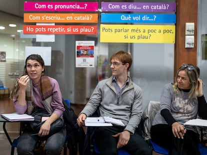 Clases de catalán para adultos en un centro del Consorcio para la Normalización Lingüística, en plaza de Cataluña.