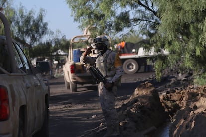 Elementos de la Guardia Nacional permanecen en las instalaciones de la mina.