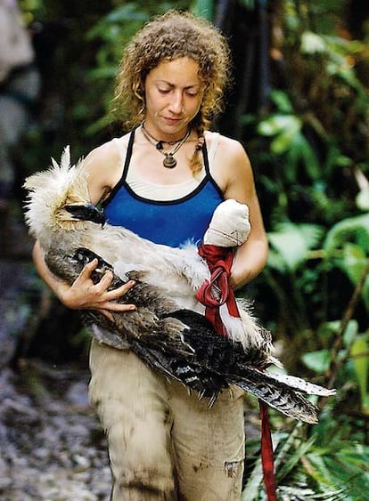 Ruth Muñiz rescata un águila harpía herida.