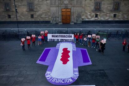 Mujeres integrantes de la agrupación "Menstruación digna" se manifestaron a las afueras de Palacio Nacional