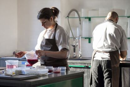 Dos cocineros del equipo de René Redzepi en la cocina-laboratorio del restaurante Noma.