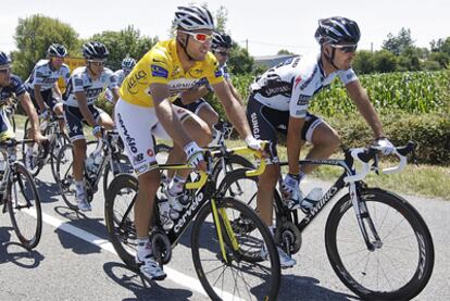 El ciclista Thor Hushovd, con el maillot amarillo, junto al italiano Matteo Tosatto.
