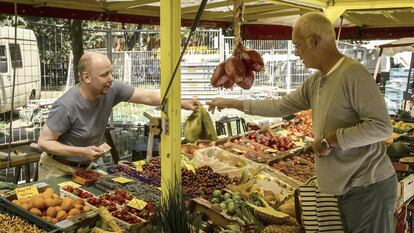 Un puesto de vegetales en un mercadillo al aire libre en Berlín.