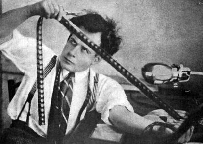 OCTUBRE (1927). S. M. Eisenstein (foto). Per la desmesura d'un geni que va intentar reinventar el llenguatge cinematogràfic a base de pictogrames simbòlics, en un himne a una revolució política en què mai no va creure.