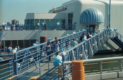 Con una dimensión de 57 metros cuadrados, la McBarcaza fue una ambiciosa apuesta de McDonald’s, que en la Expo 86 trató de proyectar su negocio hacia clientes que se le escapaban sin perder la esencia 'low cost'