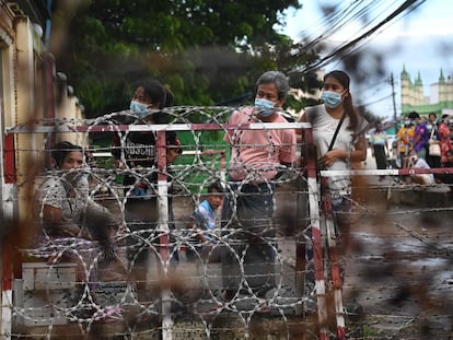 Personas esperan afuera de la prisión de Insein en Yangon este lunes, tras el anuncio de la liberación de más de 5.000 presos políticos.