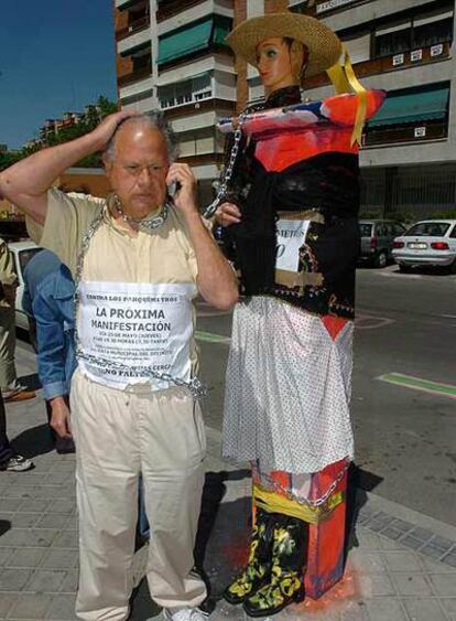 Otero, encadenado a un parquímetro disfrazado de baronesa Thyssen.