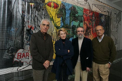 De izquierda a derecha: Antoni Mercader, Soledad Sevilla, Isidoro Valcárcel Medina y Pere Portabella, ante la obra <i>'Guernika</i>' (1992), del colectivo Juan del Campo.