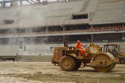 Trabalhadores na Arena, em 14 de dezembro de 2013.