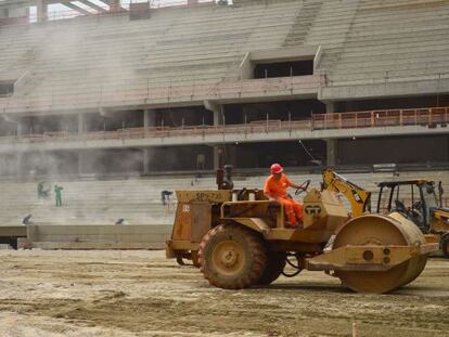 Trabalhadores na Arena, em 14 de dezembro de 2013.