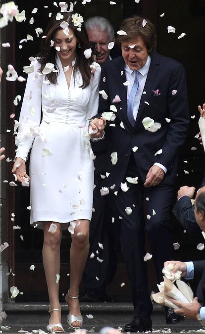 Nancy Shevell. El vestido de corte clásico que la actual mujer de Paul McCartney llevó en su boda por lo civil es un diseño de la propia hija del ex Beatle, Stella McCartney. Para restarle seriedad, Shevell añadió una flor en el pelo