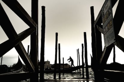 Las góndolas bailan al son que marcan sus gondoleros por las aguas del Adriático.