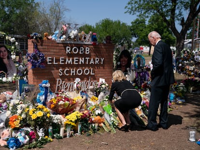 El presidente de Estados Unidos, Joe Biden, y la primera dama, Jill Biden, depositan unas flores en la entrada de la escuela atacada de Uvalde, Texas.