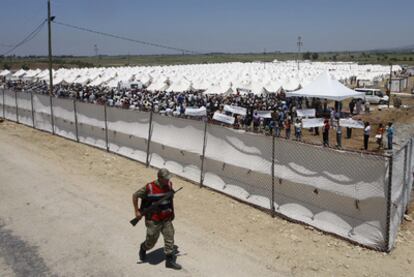 Un soldado turco patrulla alrededor del campo de refugiados sirios en Boynuegin.