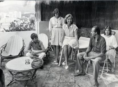 UNA ESPAÑA MODERNA
Un año después de que el país organizara el Mundial de fútbol de 1982, los Reyes y sus hijos posaban de manera informal en la terraza del palacio de Marivent, en Mallorca. Querían transmitir una cercanía que contrastaba con la rigidez de otras monarquías europeas.