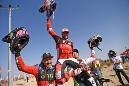 El británico Sam Sunderland, del equipo GasGas, celebra su victoria en la categoría de motos en la meta del Rally Dakar, en Yedda.